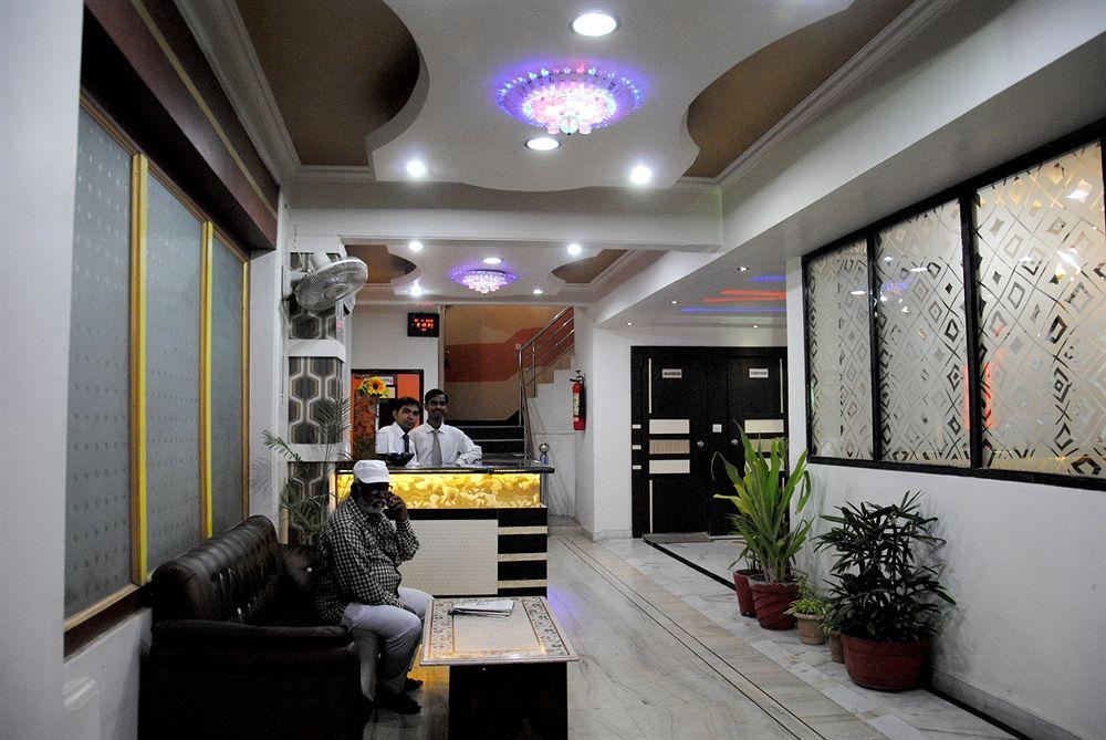 Fabexpress Alpine Hotel Agra  Exterior photo