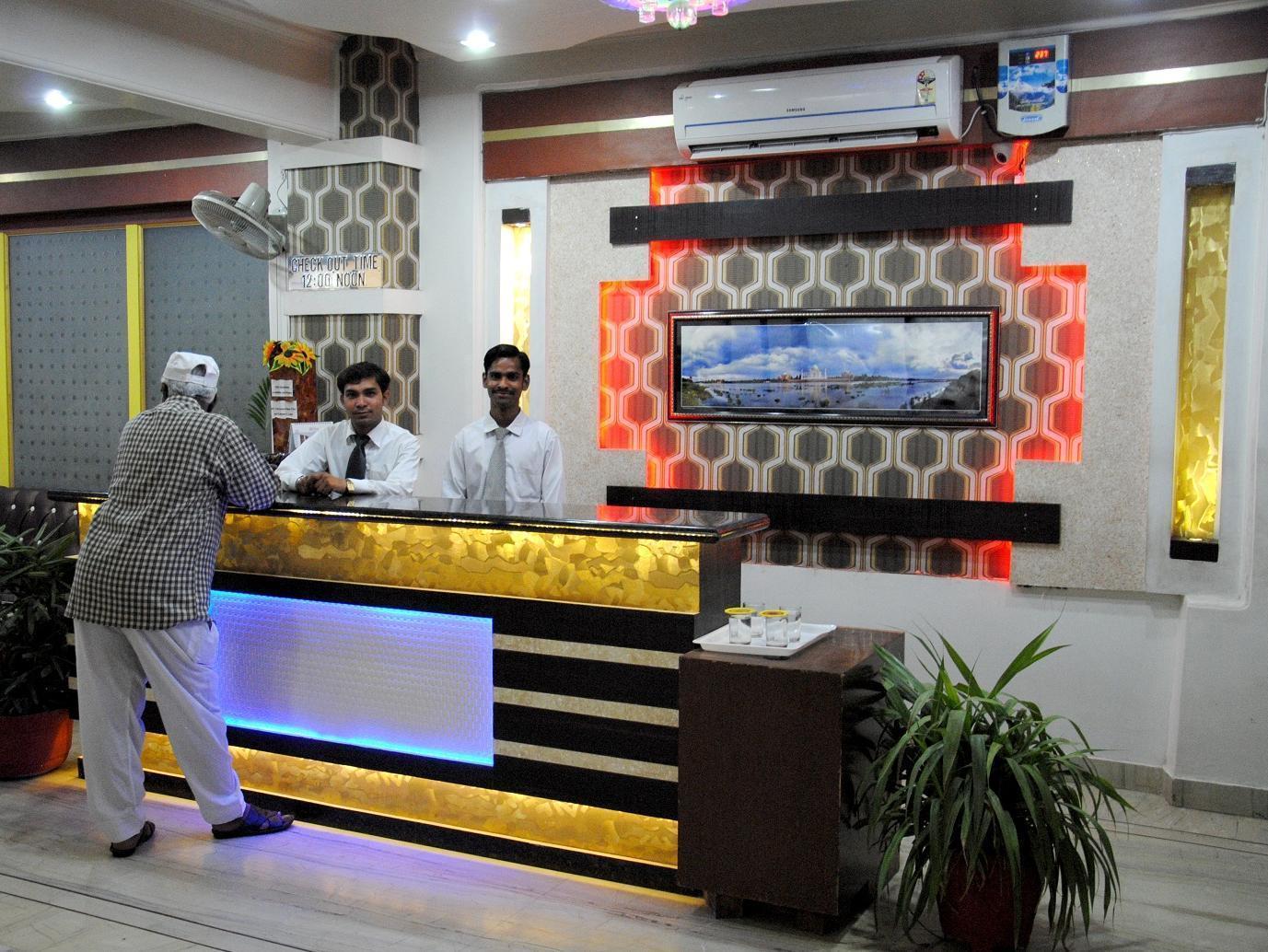 Fabexpress Alpine Hotel Agra  Exterior photo