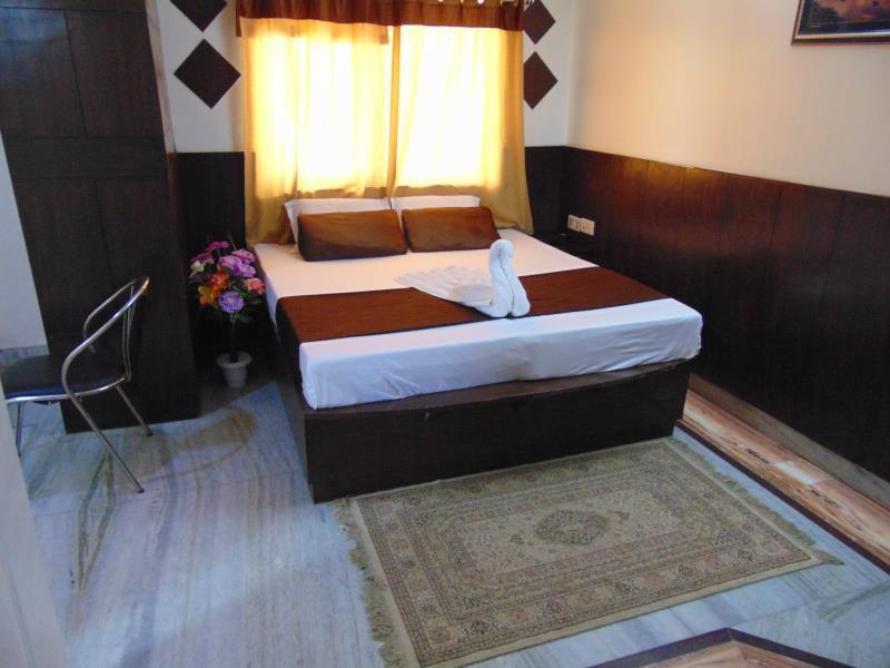 Fabexpress Alpine Hotel Agra  Exterior photo